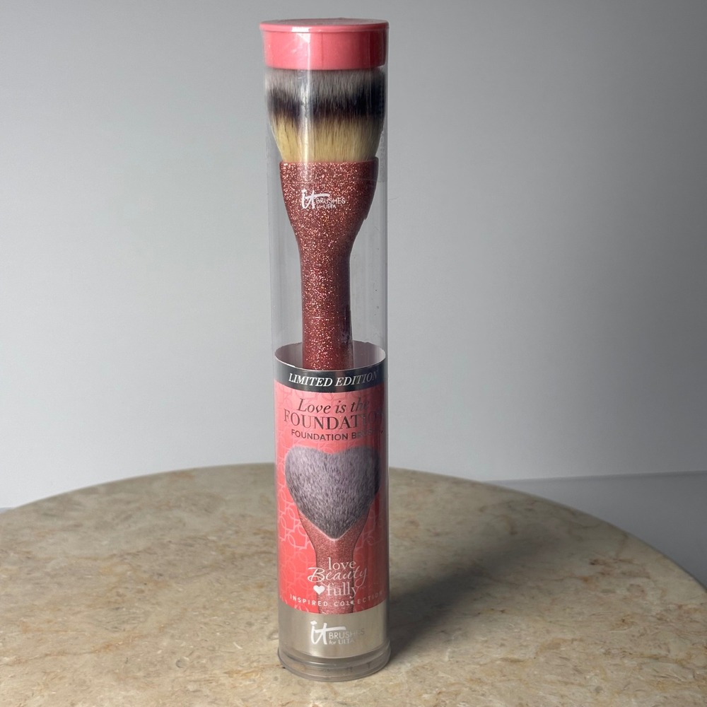 IT Cosmetics Love is the Foundation Limited Edition Brush Glitter Heart 2017
